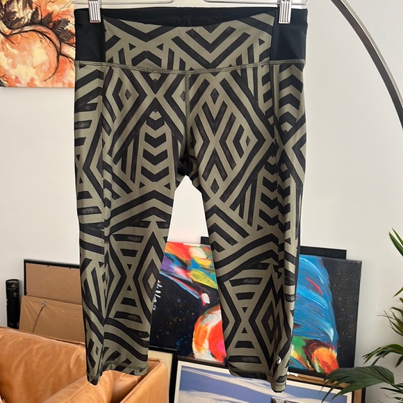 Lululemon Clip In Crop - Picture 3 of 6